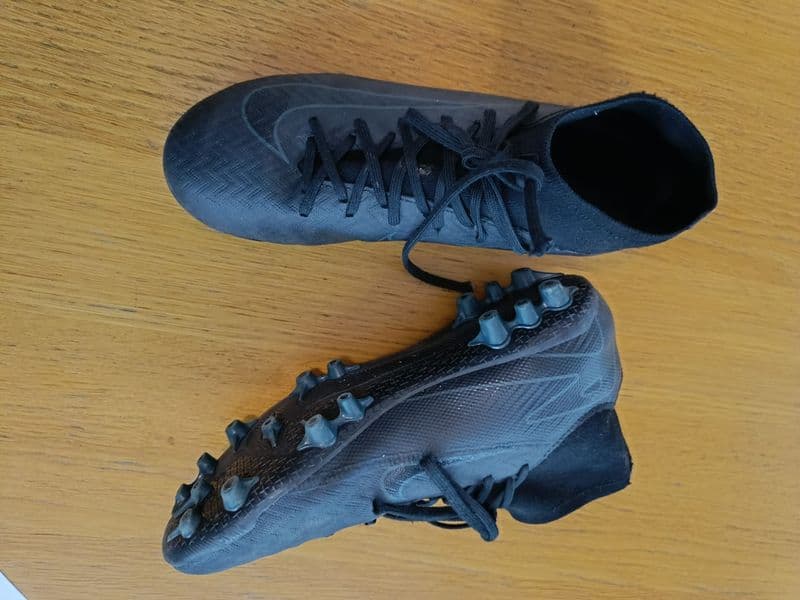 EUR 38 NIKE fotbollskor 