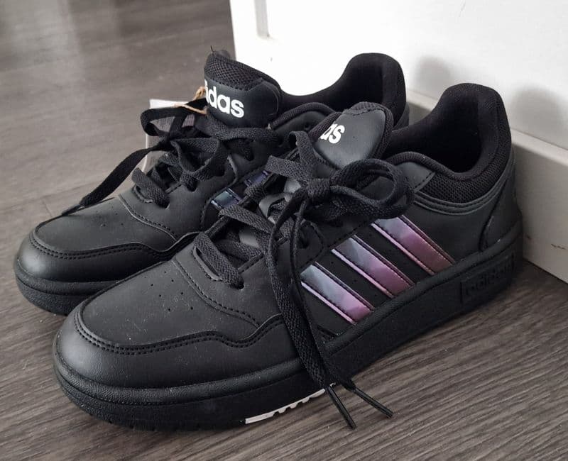 Oanvända Adidasskor
